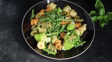 Makarna Trottole sebzesi yeşil bezelye, yeşil fasulye, kohlrabi lahanası, brokoli ikinci yemek lezzetli aperatif taze lezzetli gurme yemek arkaplan masada rustik gıda üst görünüm alanı