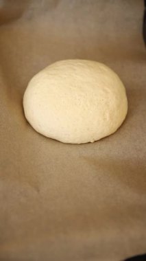 Hamur hamuru mayası, un, su lezzetli aperatif taze lezzetli gurme yemek arkaplanı masa kırsal yiyeceklerin üst görünümü fotokopi alanı