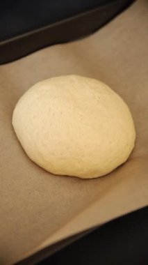 Hamur hamuru mayası, un, su lezzetli aperatif taze lezzetli gurme yemek arkaplanı masa kırsal yiyeceklerin üst görünümü fotokopi alanı