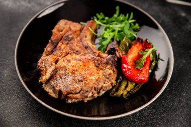 Biftek, barbekü, et, lezzetli aperatif, lezzetli gurme yemek arka planı, masa, rustik yemekler, fotokopi alanı.