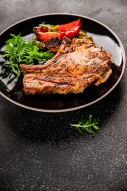 Biftek, barbekü, et, lezzetli aperatif, lezzetli gurme yemek arka planı, masa, rustik yemekler, fotokopi alanı.