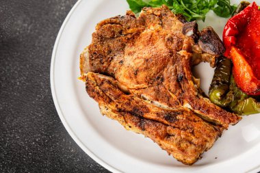 Biftek, barbekü, et, lezzetli aperatif, lezzetli gurme yemek arka planı, masa, rustik yemekler, fotokopi alanı.