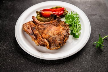 Biftek, barbekü, et, lezzetli aperatif, lezzetli gurme yemek arka planı, masa, rustik yemekler, fotokopi alanı.