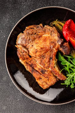 Biftek, barbekü, et, lezzetli aperatif, lezzetli gurme yemek arka planı, masa, rustik yemekler, fotokopi alanı.