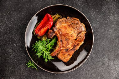 Biftek, barbekü, et, lezzetli aperatif, lezzetli gurme yemek arka planı, masa, rustik yemekler, fotokopi alanı.