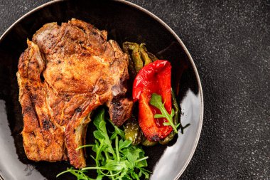 Biftek, barbekü, et, lezzetli aperatif, lezzetli gurme yemek arka planı, masa, rustik yemekler, fotokopi alanı.