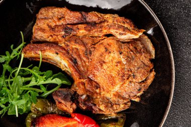 Biftek, barbekü, et, lezzetli aperatif, lezzetli gurme yemek arka planı, masa, rustik yemekler, fotokopi alanı.