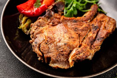 Biftek, barbekü, et, lezzetli aperatif, lezzetli gurme yemek arka planı, masa, rustik yemekler, fotokopi alanı.