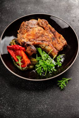 Biftek, barbekü, et, lezzetli aperatif, lezzetli gurme yemek arka planı, masa, rustik yemekler, fotokopi alanı.