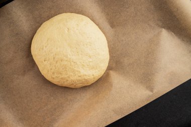 Hamur hamuru mayası, un, su lezzetli aperatif taze lezzetli gurme yemek arkaplanı masa kırsal yiyeceklerin üst görünümü fotokopi alanı