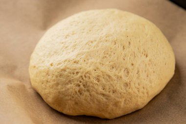 Hamur hamuru mayası, un, su lezzetli aperatif taze lezzetli gurme yemek arkaplanı masa kırsal yiyeceklerin üst görünümü fotokopi alanı