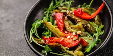 Izgara biber salatası kızarmış sebze bbq yemek lezzetli aperatif lezzetli gurme yemek arkaplan masa rustik gıda üst görünüm fotokopi alanı keto ve paleo diyet vegan ve vejetaryen gıda