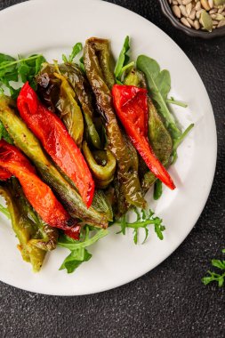 Izgara biber salatası kızarmış sebze bbq yemek lezzetli aperatif lezzetli gurme yemek arkaplan masa rustik gıda üst görünüm fotokopi alanı keto ve paleo diyet vegan ve vejetaryen gıda
