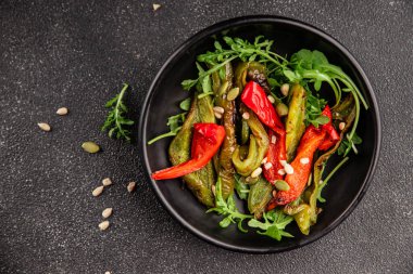 Izgara biber salatası kızarmış sebze bbq yemek lezzetli aperatif lezzetli gurme yemek arkaplan masa rustik gıda üst görünüm fotokopi alanı keto ve paleo diyet vegan ve vejetaryen gıda