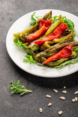 Izgara biber salatası kızarmış sebze bbq yemek lezzetli aperatif lezzetli gurme yemek arkaplan masa rustik gıda üst görünüm fotokopi alanı keto ve paleo diyet vegan ve vejetaryen gıda