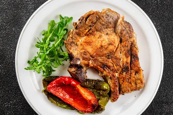 Biftek, barbekü, et, lezzetli aperatif, lezzetli gurme yemek arka planı, masa, rustik yemekler, fotokopi alanı.