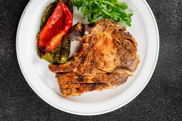 Biftek, barbekü, et, lezzetli aperatif, lezzetli gurme yemek arka planı, masa, rustik yemekler, fotokopi alanı.