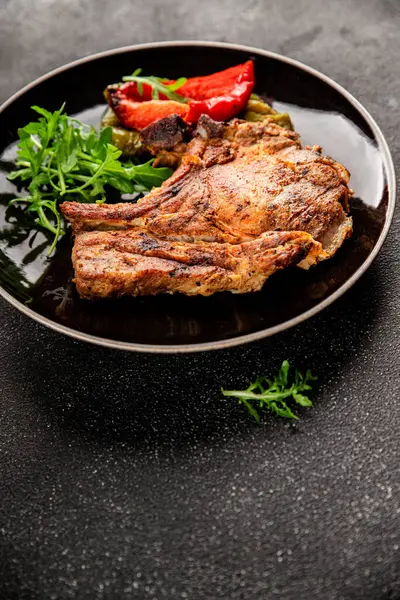 Biftek, barbekü, et, lezzetli aperatif, lezzetli gurme yemek arka planı, masa, rustik yemekler, fotokopi alanı.