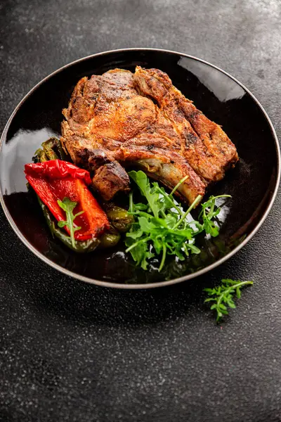 Biftek, barbekü, et, lezzetli aperatif, lezzetli gurme yemek arka planı, masa, rustik yemekler, fotokopi alanı.