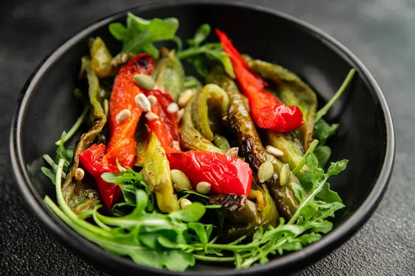 Izgara biber salatası kızarmış sebze bbq yemek lezzetli aperatif lezzetli gurme yemek arkaplan masa rustik gıda üst görünüm fotokopi alanı keto ve paleo diyet vegan ve vejetaryen gıda