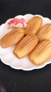 Madeleine kurabiyeleri tatlı tatlı Fransız tatlıları lezzetli aperatifler lezzetli gurme yemek arkaplanı masanın kırsal kesiminde fotokopi alanı