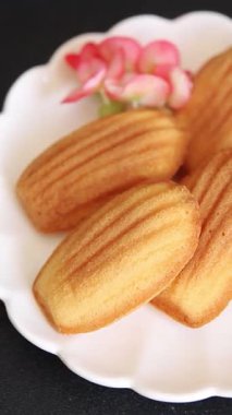 Madeleine kurabiyeleri tatlı tatlı Fransız tatlıları lezzetli aperatifler lezzetli gurme yemek arkaplanı masanın kırsal kesiminde fotokopi alanı