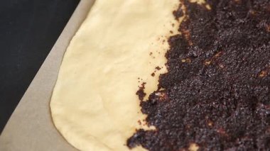 Haşhaşlı çörekler çiğ hamur hamuru tatlı tatlı tatlı aperatifler lezzetli gurme yemek arka planı masa üzerinde rustik üst görünüm fotokopi alanı