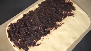 Haşhaşlı çörekler çiğ hamur hamuru tatlı tatlı tatlı aperatifler lezzetli gurme yemek arka planı masa üzerinde rustik üst görünüm fotokopi alanı