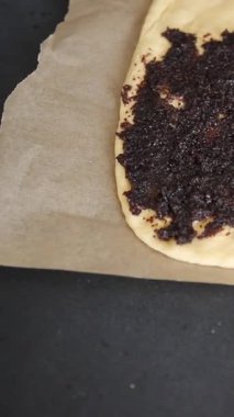 Haşhaşlı çörekler çiğ hamur hamuru tatlı tatlı tatlı aperatifler lezzetli gurme yemek arka planı masa üzerinde rustik üst görünüm fotokopi alanı