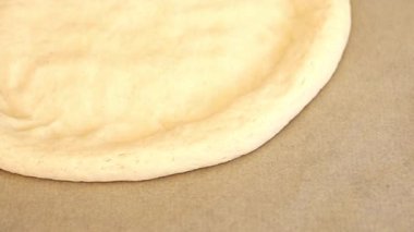 Çiğ pizza hamuru pizza tabanı lezzetli çerez lezzetli gurme yemek arka planı masa rustik üst görünüm fotokopi alanı üzerinde