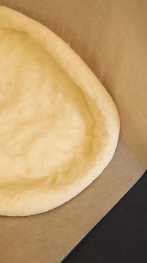 Çiğ pizza hamuru pizza tabanı lezzetli çerez lezzetli gurme yemek arka planı masa rustik üst görünüm fotokopi alanı üzerinde