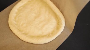 Çiğ pizza hamuru pizza tabanı lezzetli çerez lezzetli gurme yemek arka planı masa rustik üst görünüm fotokopi alanı üzerinde