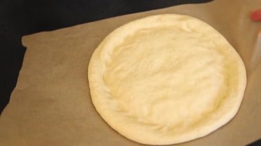 Çiğ pizza hamuru pizza tabanı lezzetli çerez lezzetli gurme yemek arka planı masa rustik üst görünüm fotokopi alanı üzerinde