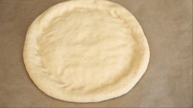 Çiğ pizza hamuru pizza tabanı lezzetli çerez lezzetli gurme yemek arka planı masa rustik üst görünüm fotokopi alanı üzerinde