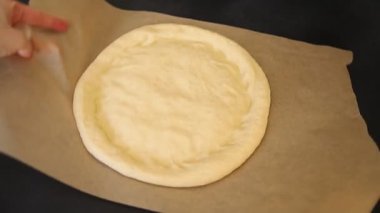 Çiğ pizza hamuru pizza tabanı lezzetli çerez lezzetli gurme yemek arka planı masa rustik üst görünüm fotokopi alanı üzerinde