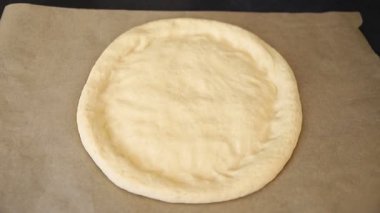 Çiğ pizza hamuru pizza tabanı lezzetli çerez lezzetli gurme yemek arka planı masa rustik üst görünüm fotokopi alanı üzerinde