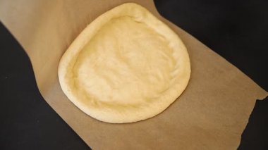 Çiğ pizza hamuru pizza tabanı lezzetli çerez lezzetli gurme yemek arka planı masa rustik üst görünüm fotokopi alanı üzerinde