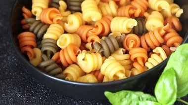 makarna trottole üç renkli makarna sarmalı bükülmüş İtalyan yemeği lezzetli çerez lezzetli gurme yemek arkaplan masa üzerinde rustik üst görünüm fotokopi alanı vegan ve vejetaryen gıda