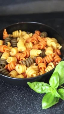 makarna trottole üç renkli makarna sarmalı bükülmüş İtalyan yemeği lezzetli çerez lezzetli gurme yemek arkaplan masa üzerinde rustik üst görünüm fotokopi alanı vegan ve vejetaryen gıda