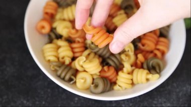 makarna trottole üç renkli makarna sarmalı bükülmüş İtalyan yemeği lezzetli çerez lezzetli gurme yemek arkaplan masa üzerinde rustik üst görünüm fotokopi alanı vegan ve vejetaryen gıda