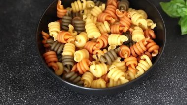 makarna trottole üç renkli makarna sarmalı bükülmüş İtalyan yemeği lezzetli çerez lezzetli gurme yemek arkaplan masa üzerinde rustik üst görünüm fotokopi alanı vegan ve vejetaryen gıda