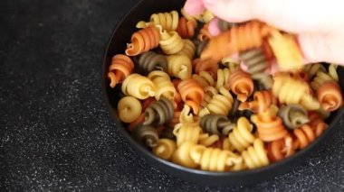 makarna trottole üç renkli makarna sarmalı bükülmüş İtalyan yemeği lezzetli çerez lezzetli gurme yemek arkaplan masa üzerinde rustik üst görünüm fotokopi alanı vegan ve vejetaryen gıda