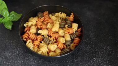 makarna trottole üç renkli makarna sarmalı bükülmüş İtalyan yemeği lezzetli çerez lezzetli gurme yemek arkaplan masa üzerinde rustik üst görünüm fotokopi alanı vegan ve vejetaryen gıda