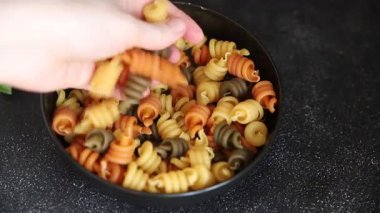 makarna trottole üç renkli makarna sarmalı bükülmüş İtalyan yemeği lezzetli çerez lezzetli gurme yemek arkaplan masa üzerinde rustik üst görünüm fotokopi alanı vegan ve vejetaryen gıda