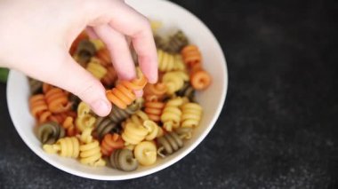 makarna trottole üç renkli makarna sarmalı bükülmüş İtalyan yemeği lezzetli çerez lezzetli gurme yemek arkaplan masa üzerinde rustik üst görünüm fotokopi alanı vegan ve vejetaryen gıda