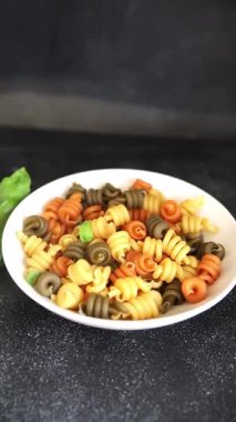 makarna trottole üç renkli makarna sarmalı bükülmüş İtalyan yemeği lezzetli çerez lezzetli gurme yemek arkaplan masa üzerinde rustik üst görünüm fotokopi alanı vegan ve vejetaryen gıda