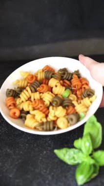 makarna trottole üç renkli makarna sarmalı bükülmüş İtalyan yemeği lezzetli çerez lezzetli gurme yemek arkaplan masa üzerinde rustik üst görünüm fotokopi alanı vegan ve vejetaryen gıda