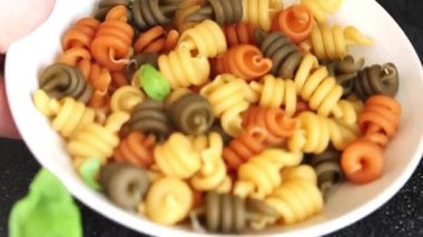 makarna trottole üç renkli makarna sarmalı bükülmüş İtalyan yemeği lezzetli çerez lezzetli gurme yemek arkaplan masa üzerinde rustik üst görünüm fotokopi alanı vegan ve vejetaryen gıda