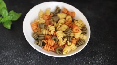 makarna trottole üç renkli makarna sarmalı bükülmüş İtalyan yemeği lezzetli çerez lezzetli gurme yemek arkaplan masa üzerinde rustik üst görünüm fotokopi alanı vegan ve vejetaryen gıda