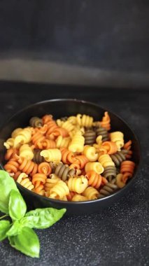 makarna trottole üç renkli makarna sarmalı bükülmüş İtalyan yemeği lezzetli çerez lezzetli gurme yemek arkaplan masa üzerinde rustik üst görünüm fotokopi alanı vegan ve vejetaryen gıda